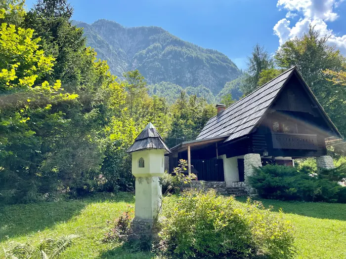 Vrt Koče pri Rdeči Bukvi z majhnim znamenjem ob poti