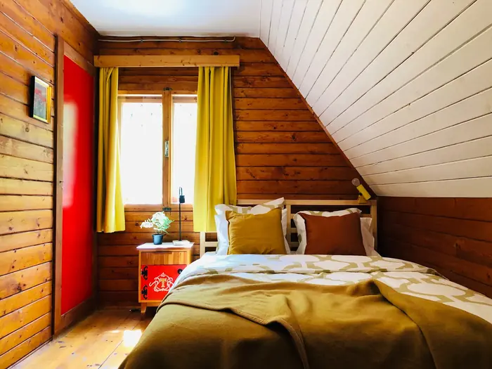V notranjosti Koče pri Rdeči Bukvi — izvirna lesena konstrukcija (fotografija 26)