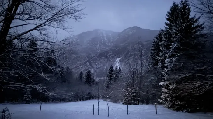 Zasnežena dolina blizu Bohinjskega jezera, v ozadju gore