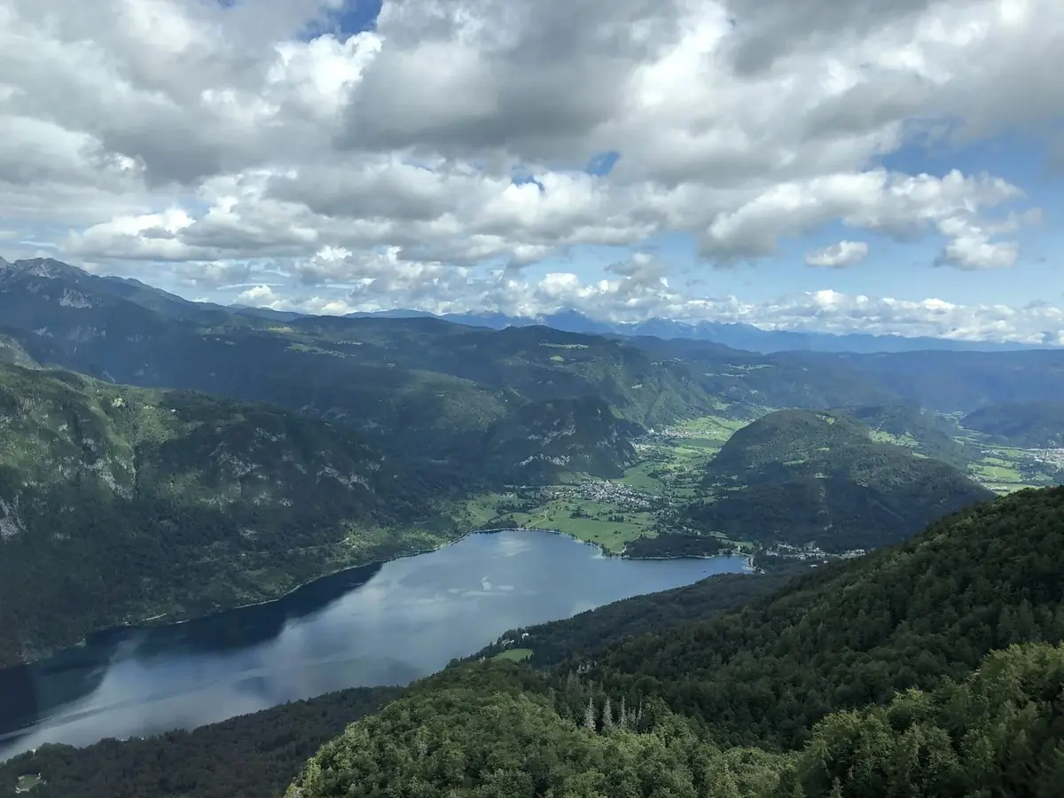 Bohinjsko jezero, idealno za kajakaštvo in kopanje